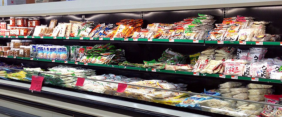 Refrigerated case of udon, rice cakes and fresh noodles